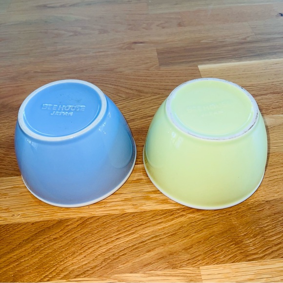 Bee House Yellow White And Blue White Bowls Japan 4.5"  2 Bowls Great Shape - Picture 3 of 5